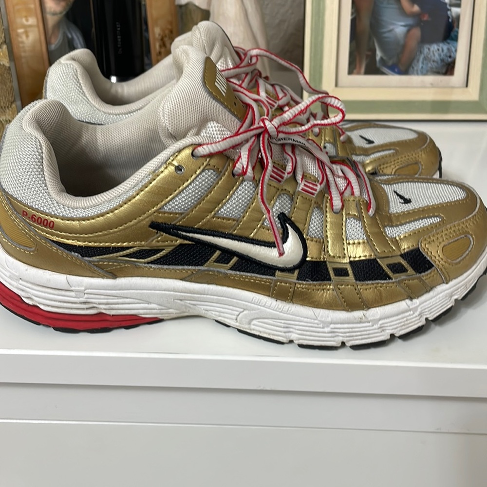 NIKE